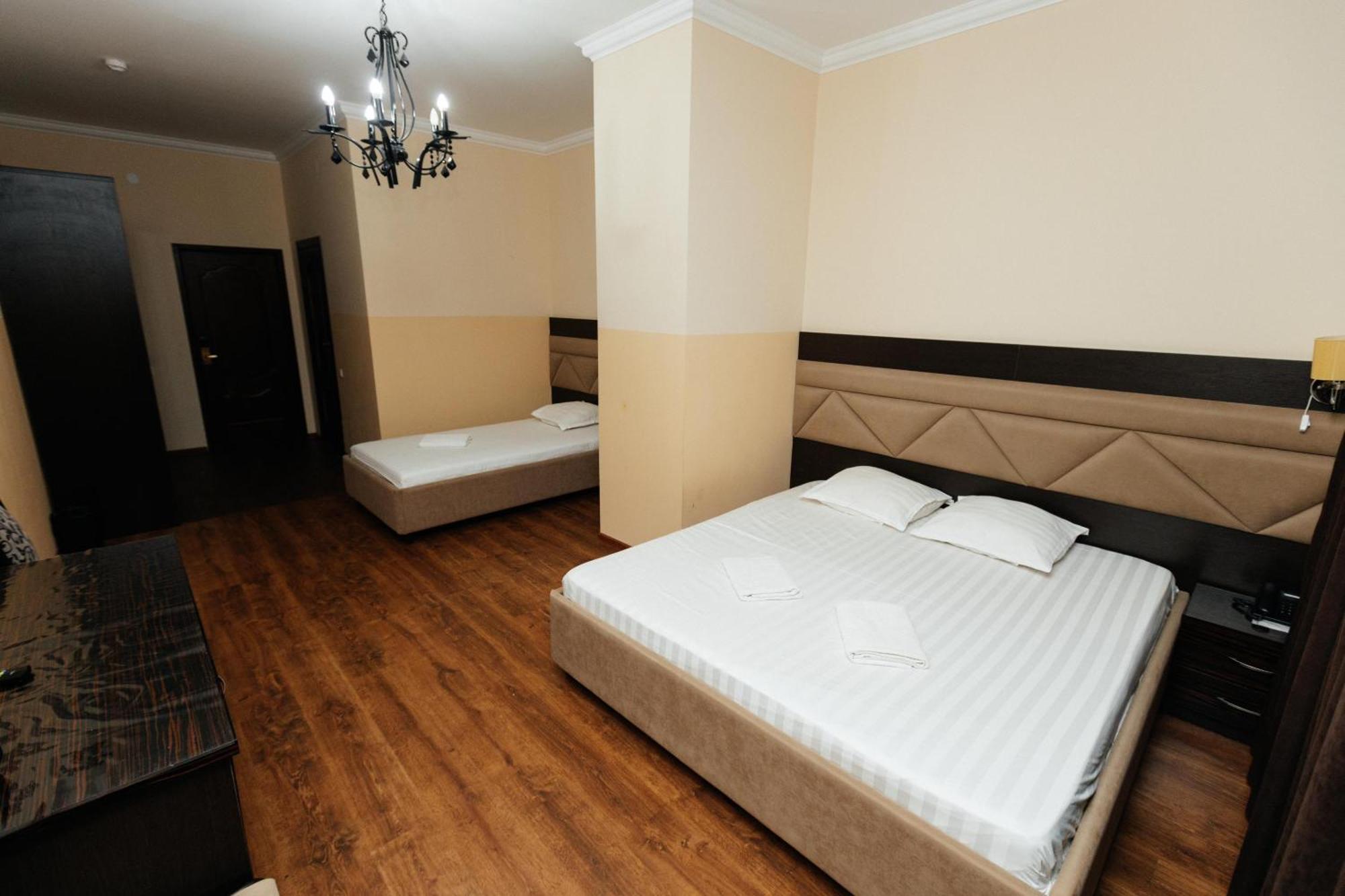 Alcazar Hotel Atirau Kültér fotó